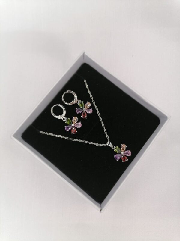 طقم للأطفال