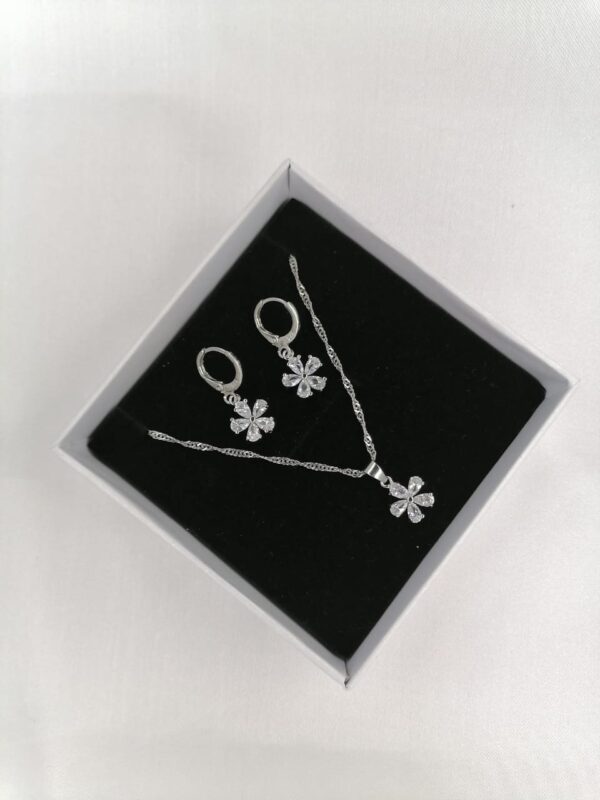 طقم للأطفال